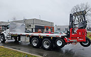 Moffett M8 55.3-10 NX Forklift avec Camion Peterbilt à vendre