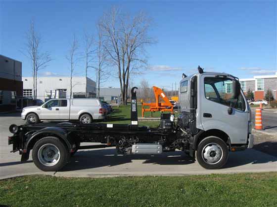 Système Multilift XR-5L sur camion Hino 195 VENDUE